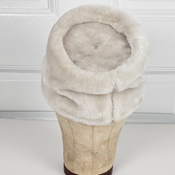 Hat VTG off white faux fur toque c. 1960s - Picture 3 of 7